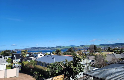 Hilltop House | *No Service Fee* Lake Views, Secluded & Central
