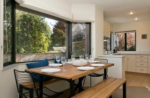 Taupo House | *No Service Fees* Central with Mountain Views