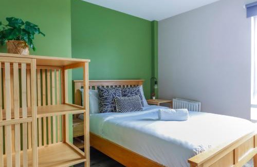 Canton House | Noah Suite - Central 2BR Apartment with Parking & WIFI