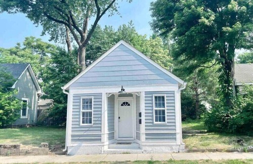 Noblesville House | Noblesville Gem Near Music, Shops & History