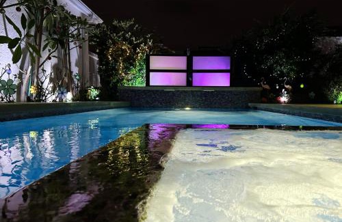 Valley Glen Villa | NoHo Luxury Oasis I saltwater pool-spa I sleeps up to 8 I 15 mins from Hollywood