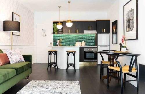 Port Douglas Apartment | Noir-luxe Apartment in Port Douglas