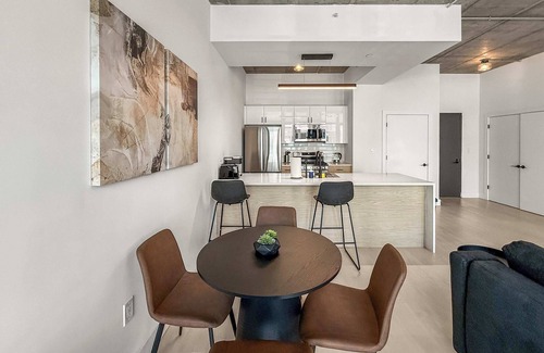 Olde Kensington Apartment | NoLibs Luxury 1BD | Sleeps 4 | Near Dining & Bars