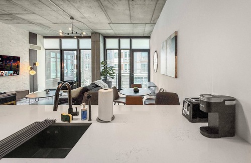 Olde Kensington Apartment | NoLibs Luxury 1BD | Sleeps 4 | Near Dining & Bars
