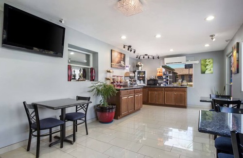 Salem Hotel | Non-Smoking Room: 2 Doubles, Flat-Screen HDTV & Close to John Hay Center