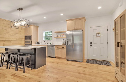 Lancaster House | Noon CHECK IN, 2pm CHECK OUT at Center Hill Lake, 3 Family Suites, sleeps 13