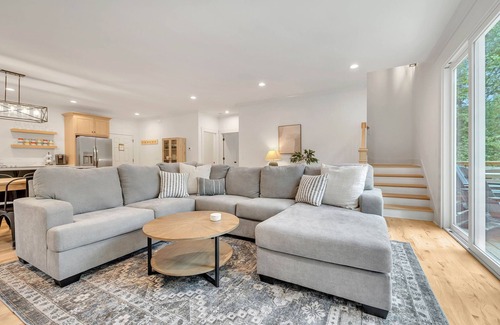 Lancaster House | Noon CHECK IN, 2pm CHECK OUT at Center Hill Lake, 3 Family Suites, sleeps 13