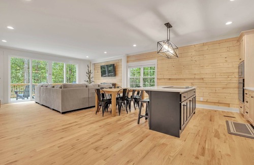 Lancaster House | Noon CHECK IN, 2pm CHECK OUT at Center Hill Lake, 3 Family Suites, sleeps 13