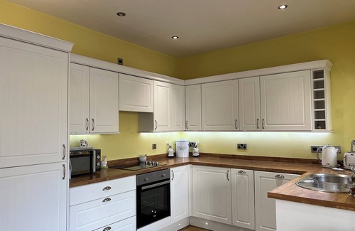 Berwick-upon-Tweed Cottage | Norham near Berwick - Sleeps 8 - 2 Bathrooms - 15 Mins Beach - Dog Friendly