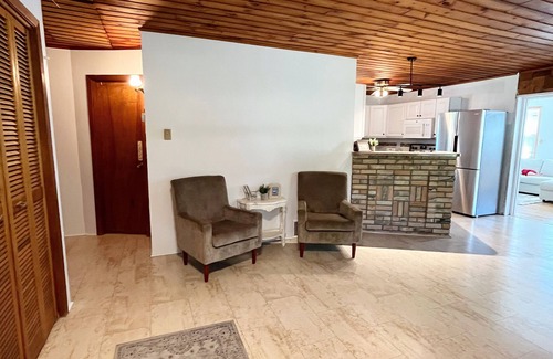 Dashwood House | Norman Heights Cottage - Beach Access