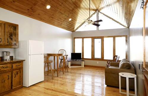 Big Creek House | Norris Lake Barn Loft Apt 1 Lakeview's & 1 mi Access to public boat ramp