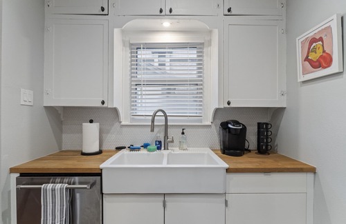 North University House | North Campus Craftsman—minutes walk from the UT campus in a quiet neighborhood.