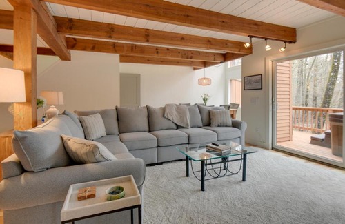 North Conway House | North Conway Townhome with Private Hot Tub and Deck!