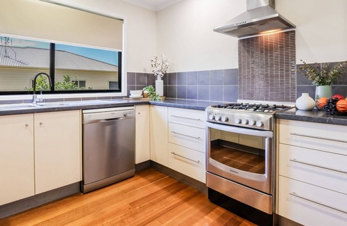 Agnes Water House | North Discovery 14 - swimming pool, air conditioned, boat friendly plus free wifi