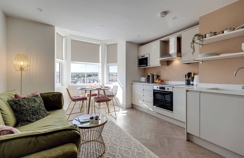 Scarborough Apartment | North Marine Villa - Apt 3 - Second floor modern apartment near North Bay Beach.