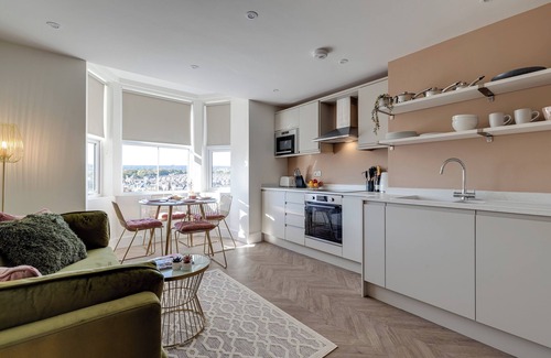 Scarborough Apartment | North Marine Villa - Apt 3 - Second floor modern apartment near North Bay Beach.
