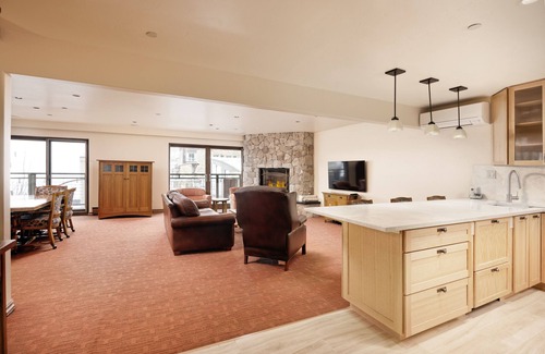 Downtown Condo | North Of Nell, Unit 4b