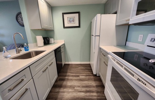 Traverse City Condo | North Shore Inn Traverse City - Unit 102