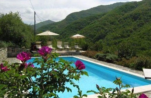 Comano House | North Tuscany private hill-side house with private pool