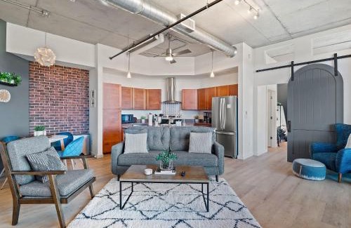 Elizabeth Park Valley House | Northside District Loft - Panoramic Valley Views