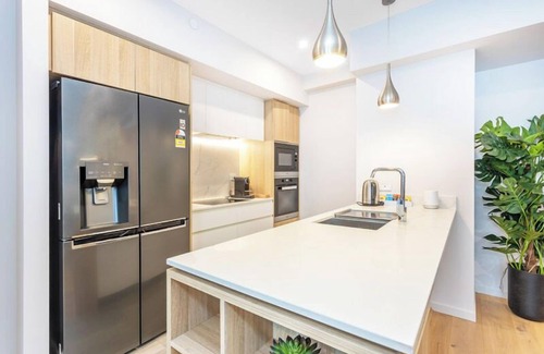 South Perth Apartment | Not a fault to find in this spacious 2 bedroom, 2 bathroom luxury fifth floor apartment with brand n
