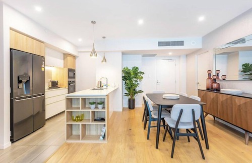 South Perth Apartment | Not a fault to find in this spacious 2 bedroom, 2 bathroom luxury fifth floor apartment with brand n