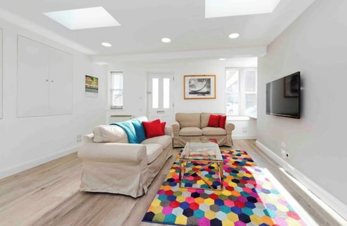 Pembridge Apartment | Notting Hill Chic sleeps 4-5 - 2 bedrms/2 bathrms-one en-suite + single SofaBed