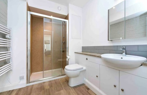 Pembridge Apartment | Notting Hill Chic sleeps 4-5 - 2 bedrms/2 bathrms-one en-suite + single SofaBed