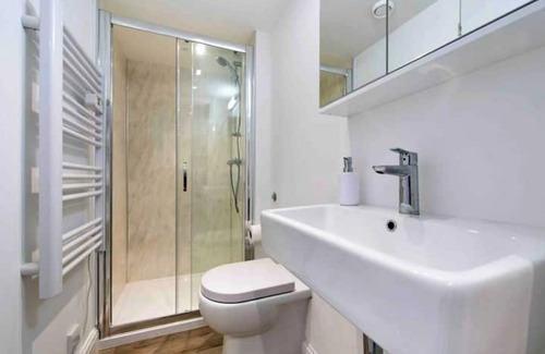 Pembridge Apartment | Notting Hill Chic sleeps 4-5 - 2 bedrms/2 bathrms-one en-suite + single SofaBed
