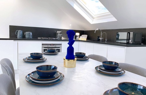 Norland Apartment | Nottinghill family-size penthouse, with amazing terrace views & alfresco dining.