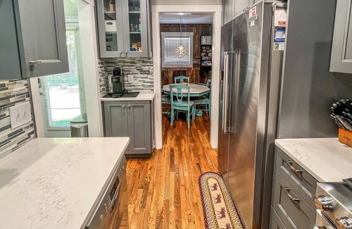 West Jefferson Cabin | NOW BOOKING - Kickback Creek - Cabin On Babbling Creek, W/WIFI & Fire Pit!