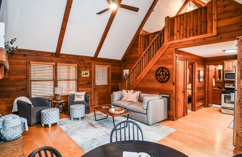 Mineral Bluff Cabin | NOW W/Central A/C! 1 BR+Loft 1 BA-HOT TUB, Fire pit, grill +mins to Blue Ridge!