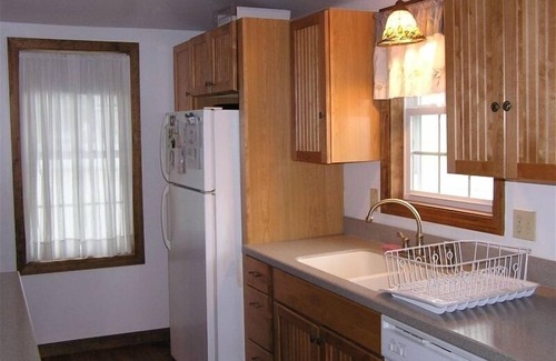 Westbrook Center Cottage | Now with TV - Relax in our 3-bedroom Westbrook cottage at West Beach