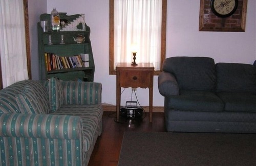 Westbrook Center Cottage | Now with TV - Relax in our 3-bedroom Westbrook cottage at West Beach