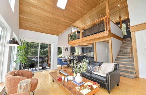 Otter Point House | Nowhere Sooke Escape