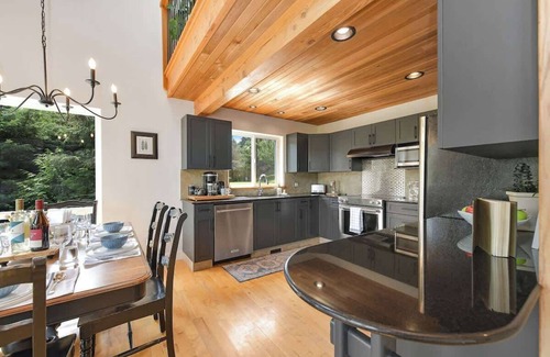 Otter Point House | Nowhere Sooke Escape