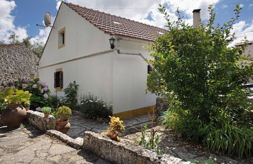 Porto de Mos Apartment | Null 'Casa Do Largo - Piso 2' with Shared Terrace, Shared Garden and Wi-Fi