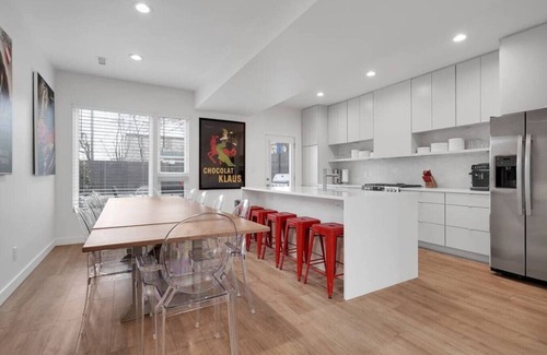 East Market District House | NULU-Fire Pit-Hot Tub-BBQ-King Bed-Fast Wifi