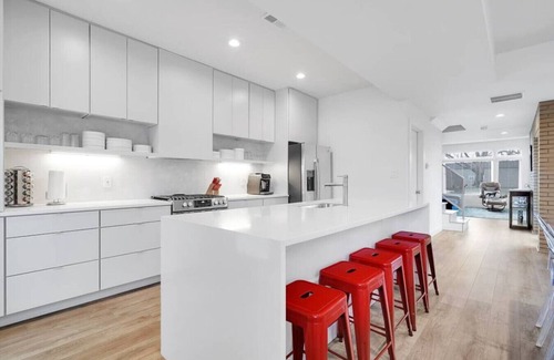 East Market District House | NULU-Fire Pit-Hot Tub-BBQ-King Bed-Fast Wifi