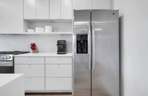 East Market District House | NULU-Fire Pit-Hot Tub-BBQ-King Bed-Fast Wifi