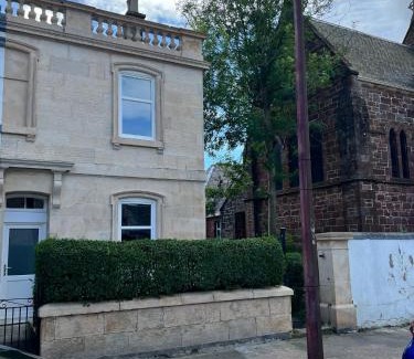 Helensburgh Apartment | Number 79, Cosy Central Helensburgh 1 Bedroom, ground floor pet friendly, garden