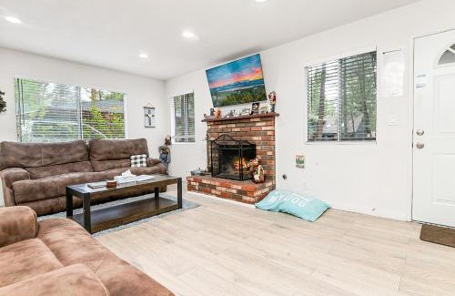 Big Bear Lake House | Nunu's Cabin - Beautiful cabin, close to ski resorts and town, Hot Tub and Board Games!