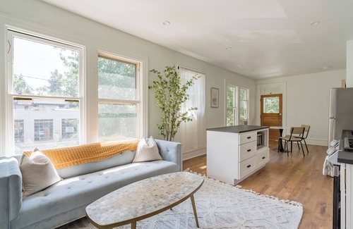 Uptown Apartment | NW 23rd 1BR Best Location Historic Beauty