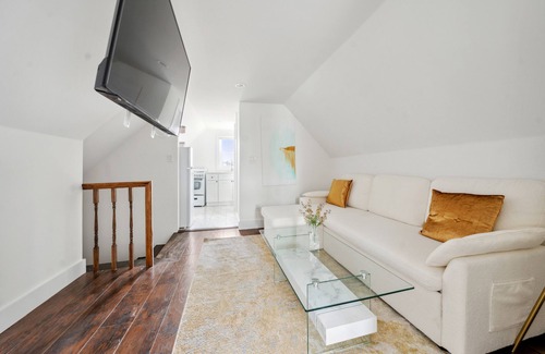 Southeast Yonkers Apartment | NY Luxury Apt Free Parking in PRIME Area