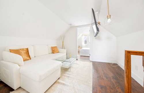 Southeast Yonkers Apartment | NY Luxury Apt Free Parking in PRIME Area