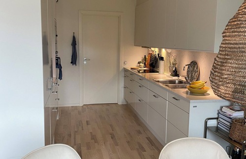 Lindalen House | Nybyggt radhus med tomt, veranda och carport. Nära Sthlm city, sjöar och skog.