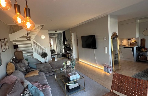 Lindalen House | Nybyggt radhus med tomt, veranda och carport. Nära Sthlm city, sjöar och skog.