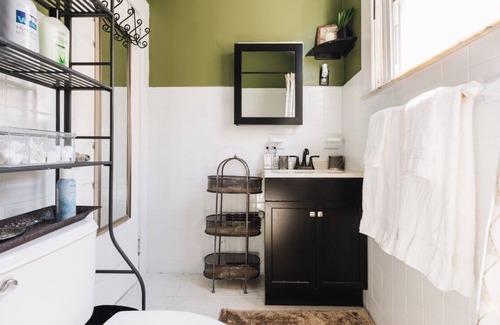 Upper Roseville Apartment | NYC — Newark Airport with Office!