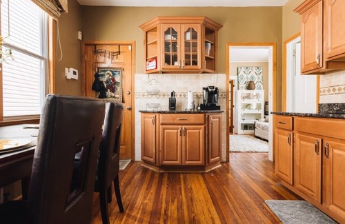 Upper Roseville Apartment | NYC — Newark Airport with Office!