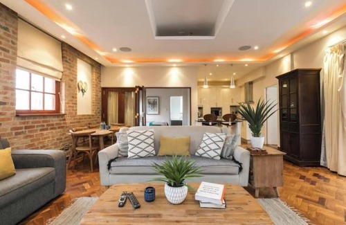 Downtown Johannesburg Apartment | NYC styled, 3 bed, City Centre Apartment!